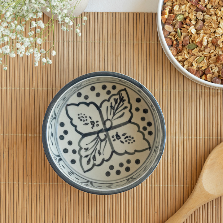 Colorful ceramic serving bowl, 600ml, microwave and dishwasher safe with a pretty glazed finish.