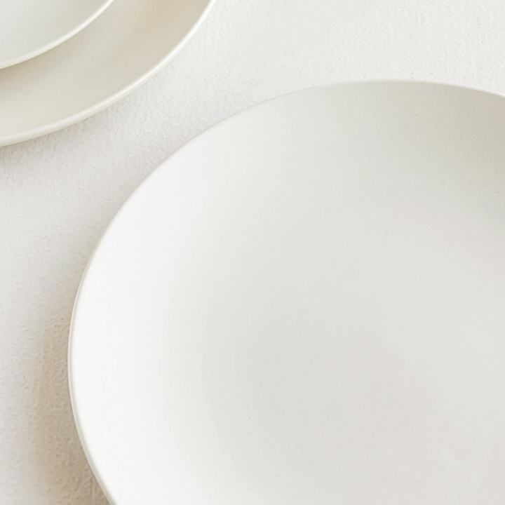 Durable white ceramic plate with a refined glaze, sustainable and 100% non-toxic construction