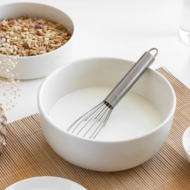 Elegant white ceramic bowl, 1 litre, lead-free, glazed, microwave and dishwasher safe.