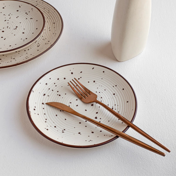 Simple yet stylish ceramic dinner plate for modern kitchens with earthy tone